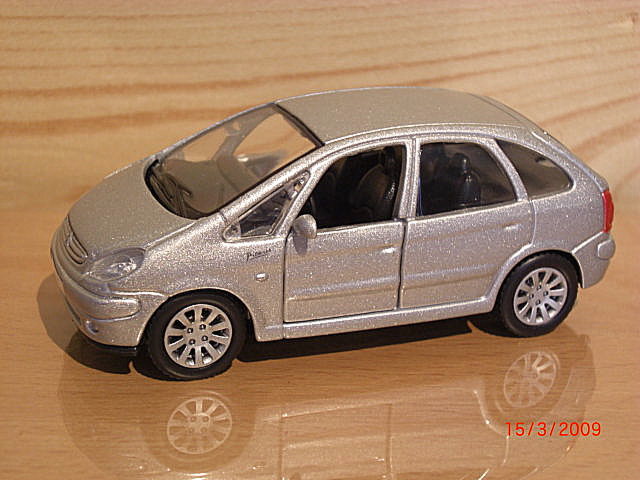 4_Xsara Picasso stříbrná 1999 (Maisto)-1/40