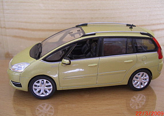 11_C4 Grand Picasso zlatá metal. 2006 (Norev)-1/43