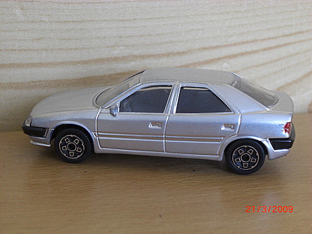 4_Xantia 1.6 stříbrná met.1993 (Bburago)-1/43