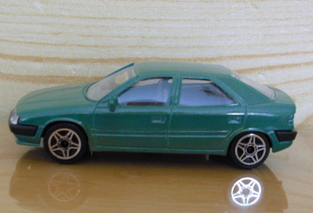 8_Xantia 1.6 tm. zelená 1993 (Bburago)-1/43