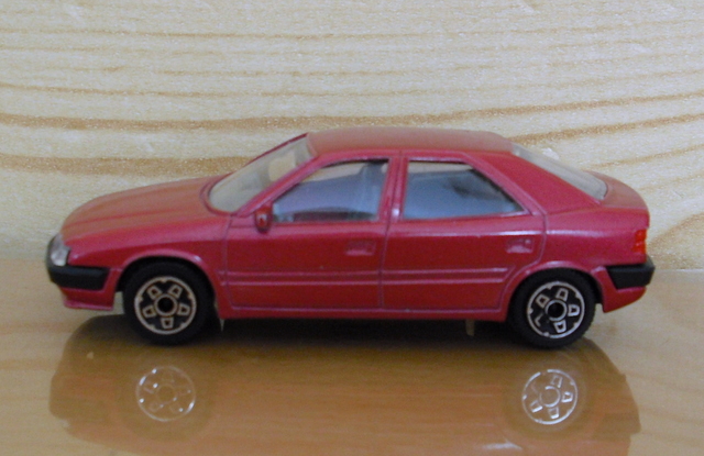 9_Xantia 1.6 vínová met. 1993 (Bburago)-1/43