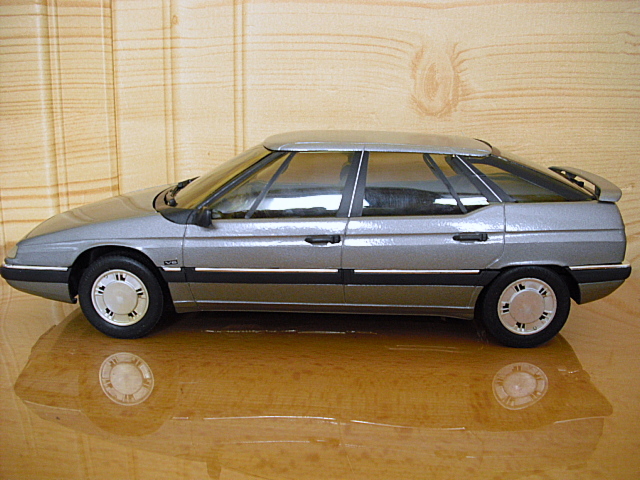 1_XM V6 šedá met. 1989 (Solido)-1/18