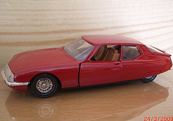 4_SM červená 1970 (Solido)-1/43