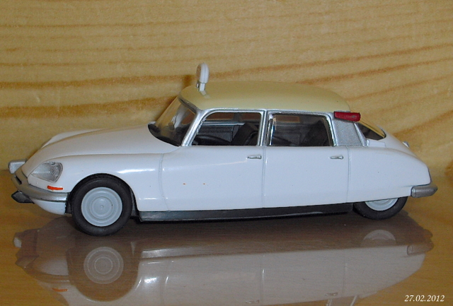 20_DS19 Taxi Paris bílá 1968 (Amercom) -1/43