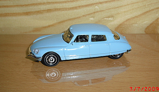25_DS19 modrá-bílá střecha 1968 (Machbox) -1/65