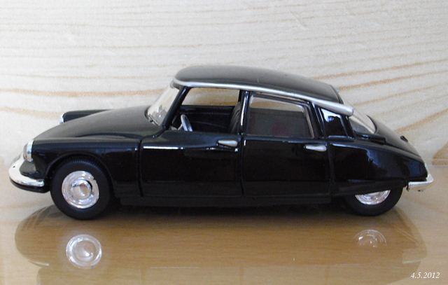 12_DS19 černá 1961 (Bburago)-1/32