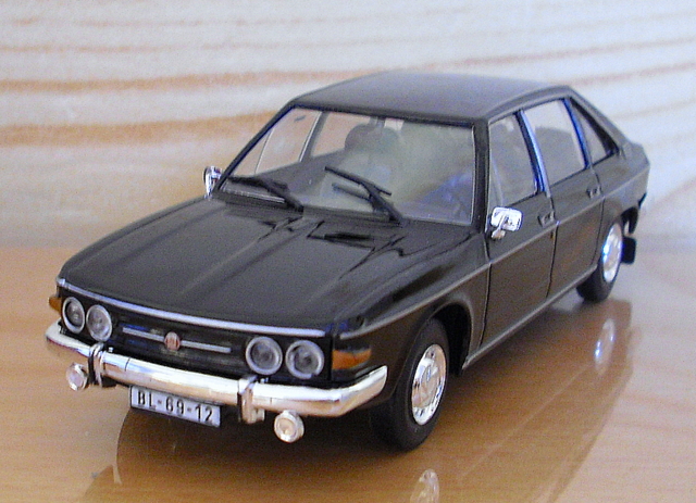 114_Tatra 613 černá 1974 ČSSR (DeAgostini)-1/43