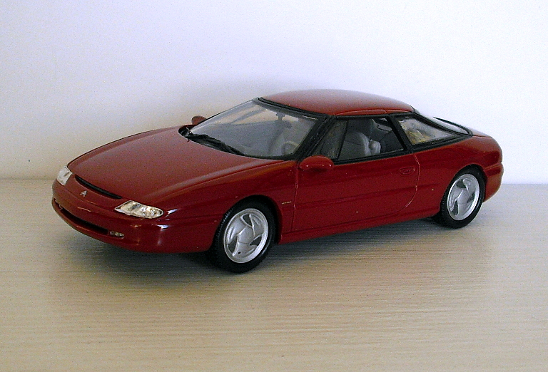 6_Activa II  červená  1990  (Universal Hobbies) -1/43