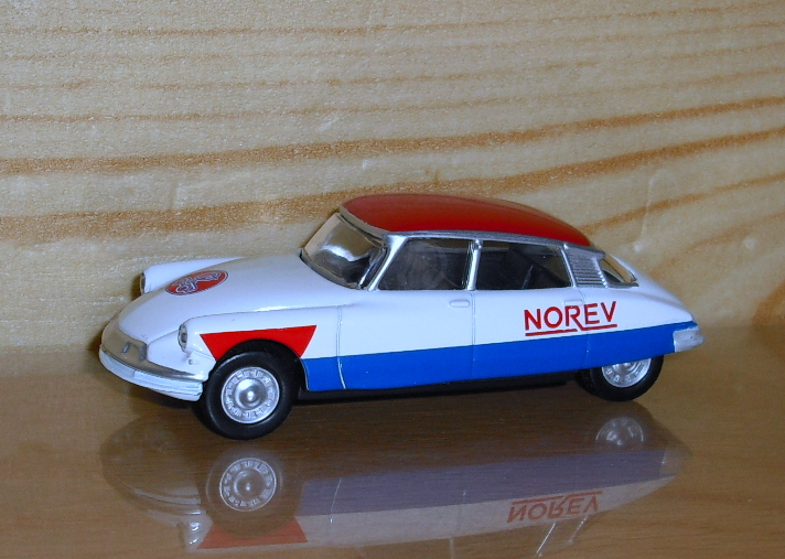 27_DS19 cycliste 1958 (Norev)-1/64