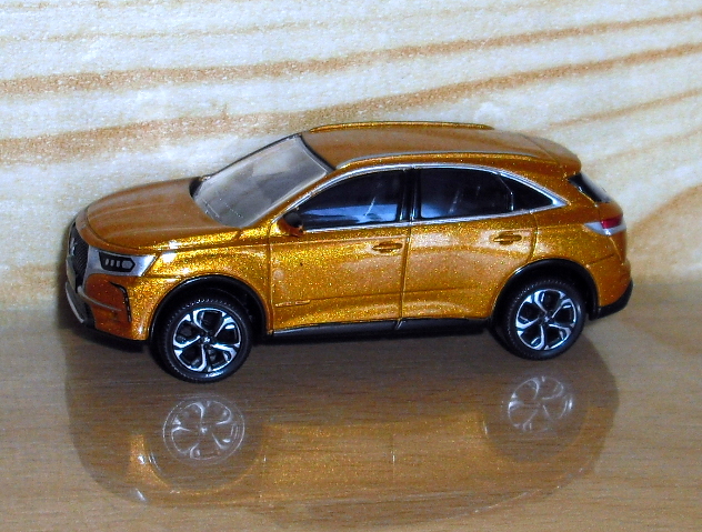 22_DS7 Crossback zlatá met. 2018 (Norev)-1/64