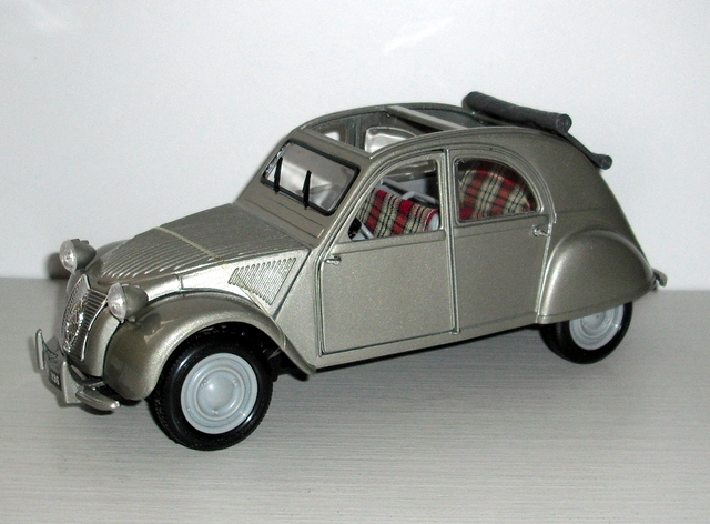3_2CV šedá met. 1952 (Maisto) měř:1/18