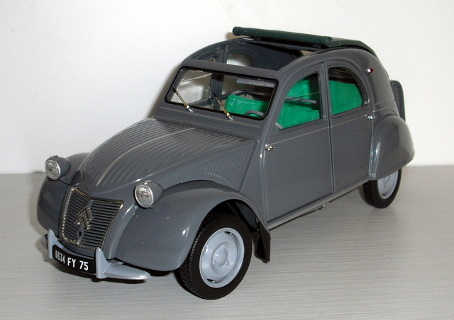 8_2CV AZL Malle Bombee šedá 1957 (Norev) měř:1/18