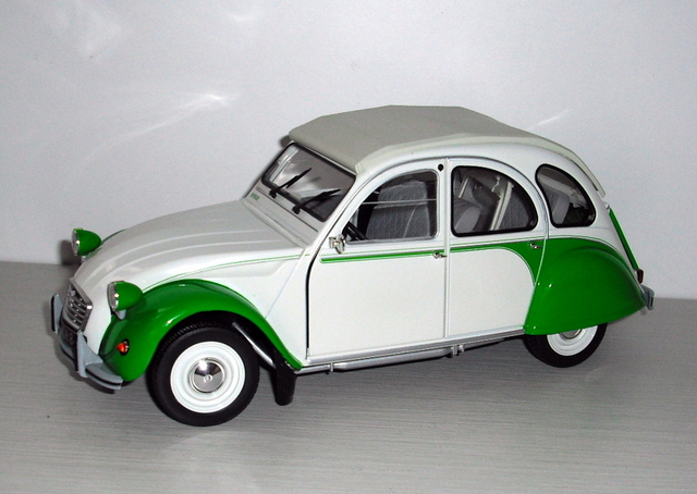 12_2CV Dolly bílá-zelená 1971 (Norev) měř:1/18