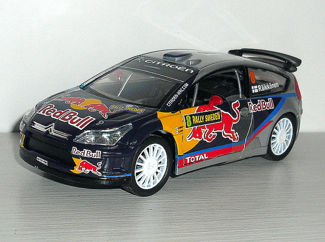 19_C4 WRC #8 Švédsko Raikkonen 2010 (Bburago) měř:1/32