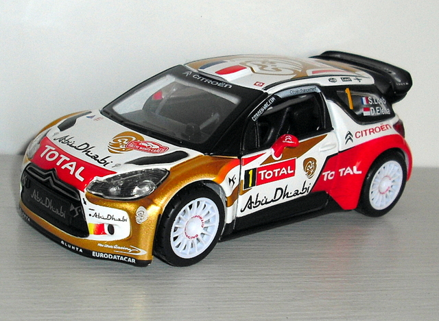 20_DS3 WRC #1 S.Loeb Abú Dhabí 2013 (Bburago) měř:1/32