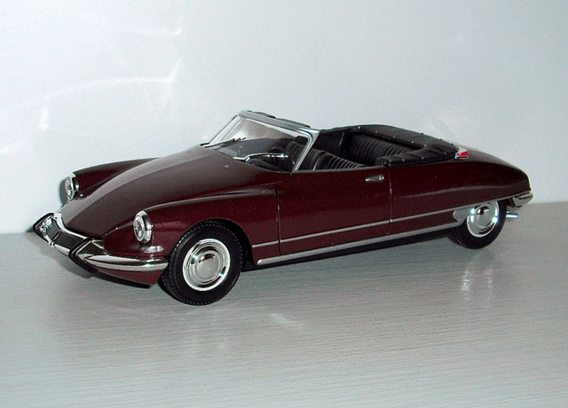 10_ID19 cabriolet vínová 1963 (Welly) měř. 1.24