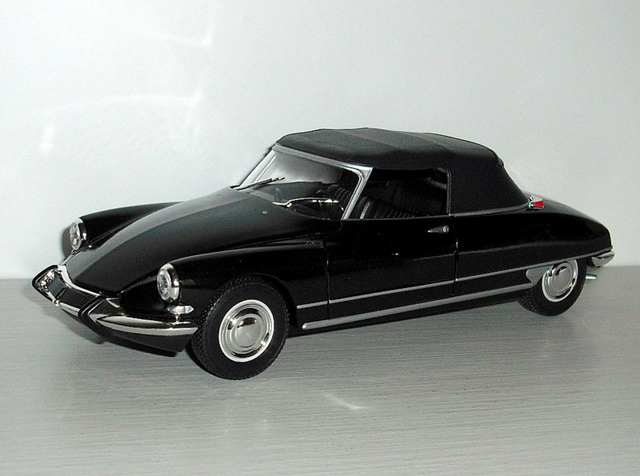 11_ID19 cabrio se střechou černá (Welly) měř. 1.24