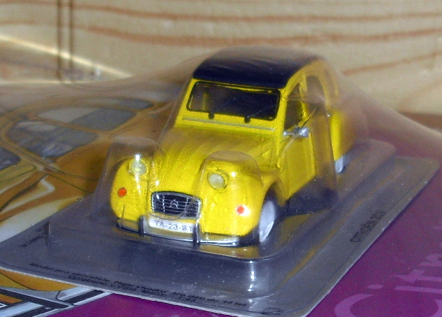 18_2CV 2105 žlutá 1980 (P.R.C.) Kultovní auta ČSSR