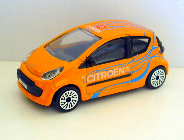 62_C1 oranžová s polepy 3.dv. 2005 (Bburago)