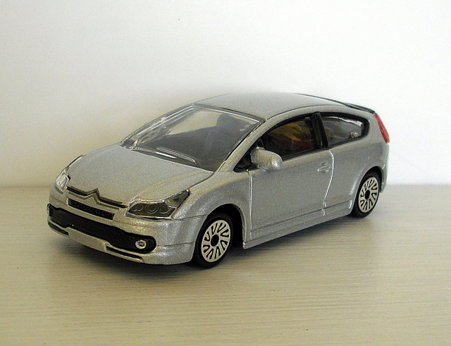 71_C4 coupé stříbrná 2004 (Bburago)