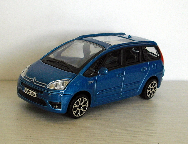 76_C4 Picasso Grand modrá metal. 2007 (Bburago)