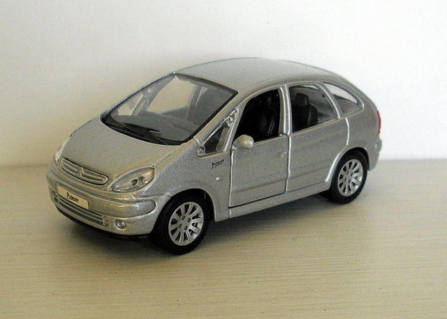 96_Xsara Picasso stříbrná 1999 (Maisto) 1/40