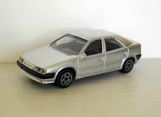 102_Xantia stříbrná 1993 (Bburago)