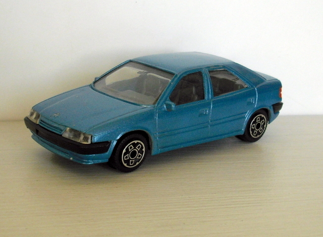 103_Xantia světle modrá 1993 (Bburago)