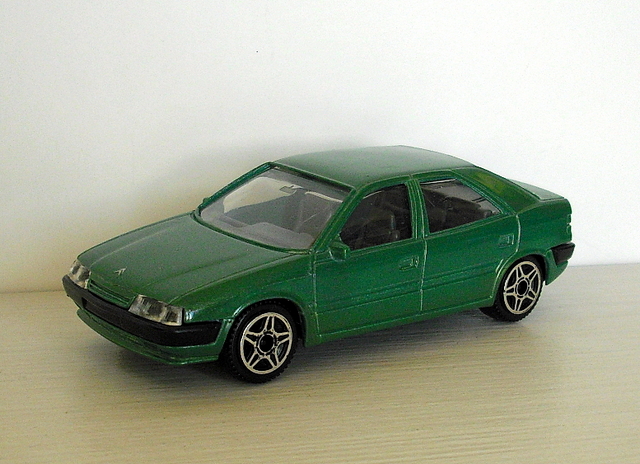 105_Xantia světle zelená 1994 (Bburago)