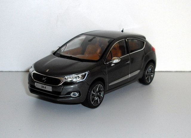 125_DS4 facelift šedá metal. 2015 (Norev)