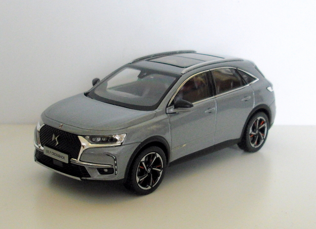 127_DS7 Crossback šedá metal. 2017 (Norev)