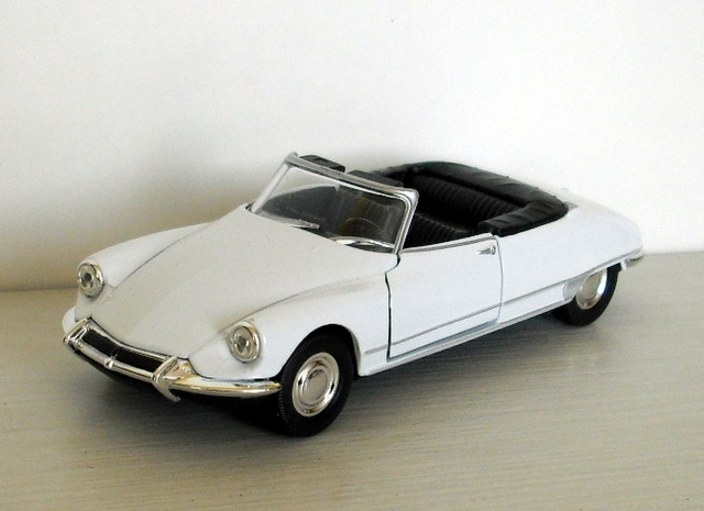 23_DS19 cabrio bílá 1961 (Welly)
