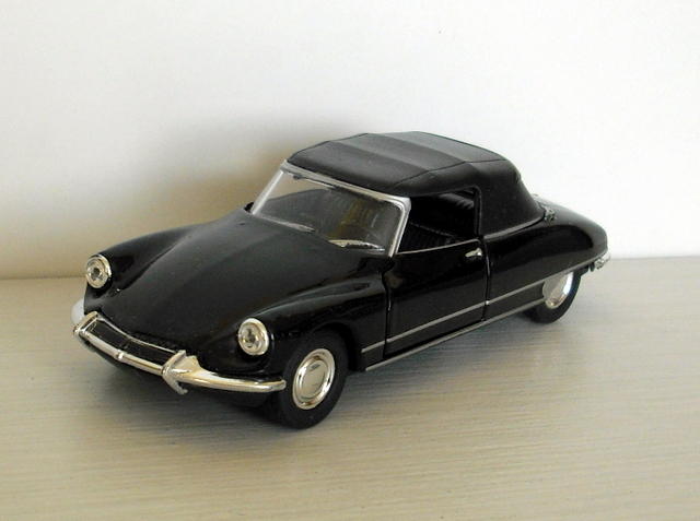 24_DS19 cabrio černá 1968 (Welly)