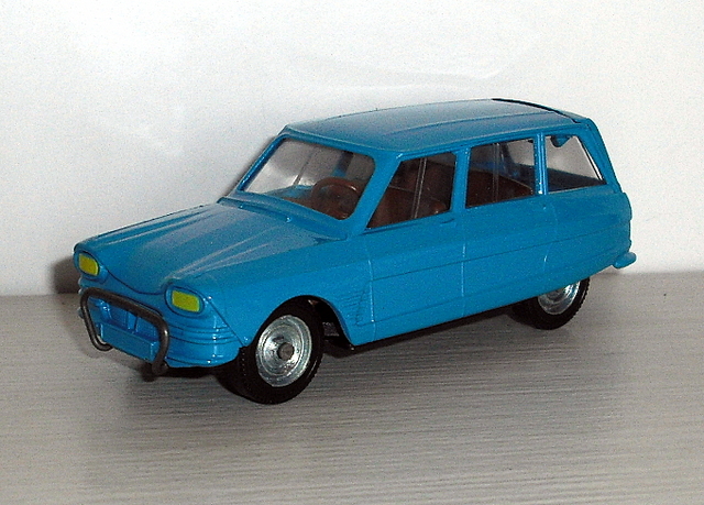 4_Ami 6 break modrá 1965 (Werem) -1/43