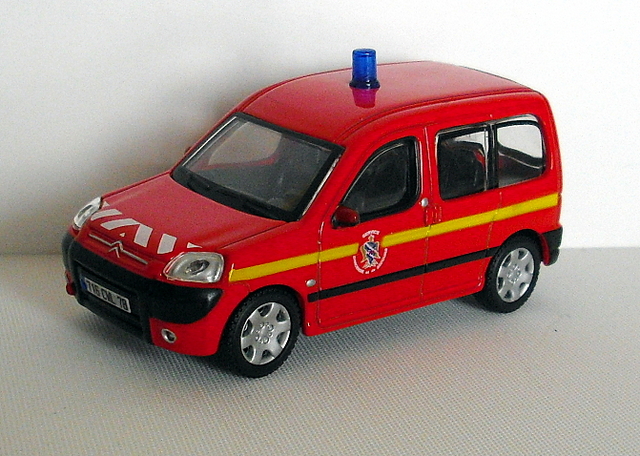 3_Berlingo hasiči 2003 (Bburago) 1.45