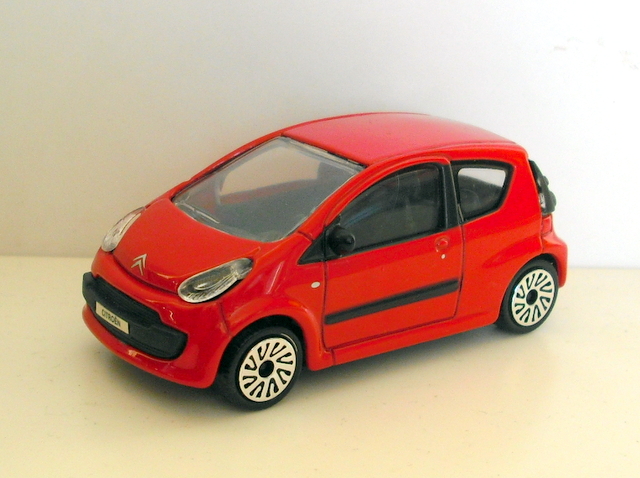 6_C1 červená 3.dv. 2005 (Bburago) -1/43