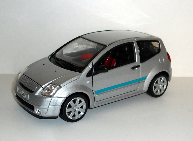 4_C2 stříbrná metal. 2003 (Welly) -1/24