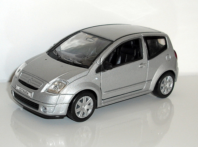 6_C2 stříbrná 2004 (Welly) -1/32