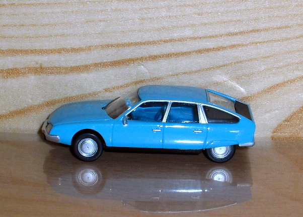 11_CX 2000 modrá 1976 (Norev) 1/64