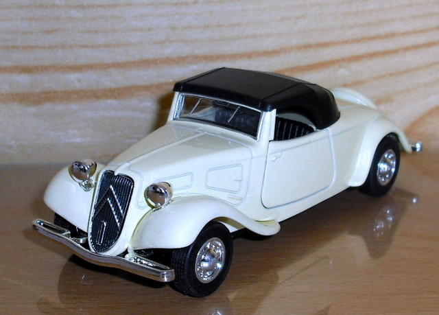 9_11B T.A. cabrio béžová 1939 (Welly)-1/32