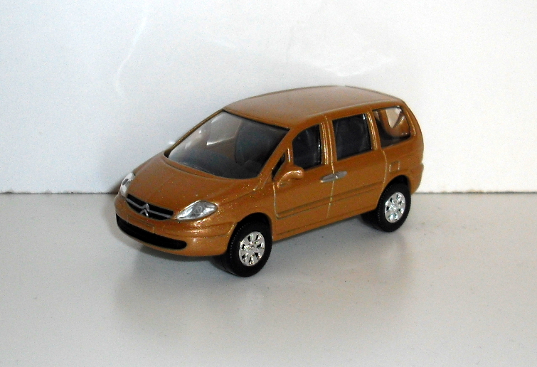 4_C8 zlatá met. 2005 (Norev)-1/64