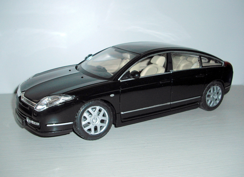 1_C6 černá 2007 (Bburago)-1/18